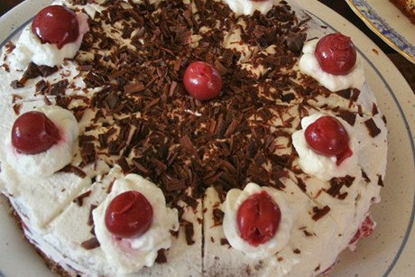 Kirschtorte mit schwarzem Rum