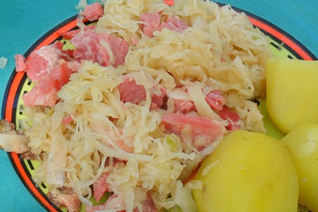 Apfel-Sauerkraut mit Schinkenwürfel