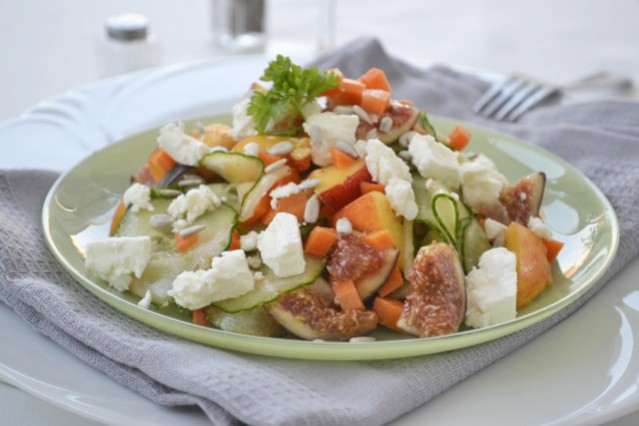 Bunter Salat mit Feta und Feigen