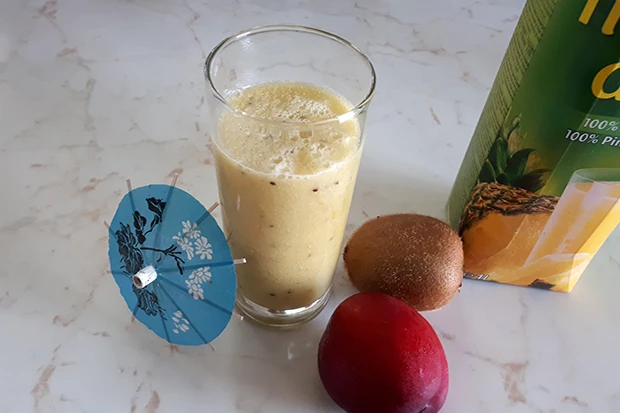 Tropischer Fruchtcocktail