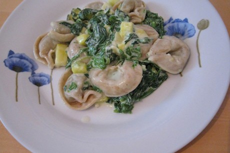 Dinkeltortellini mit Spinat und Kürbis