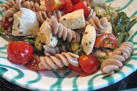 Vegetarischer Vollkornnudelsalat