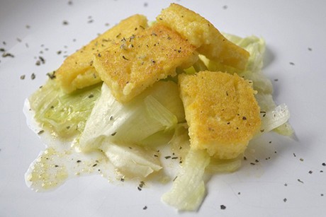 Gebratener Knoblauchpolenta auf Salat