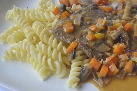 Zarte Saftschnitzel mit Nudel
