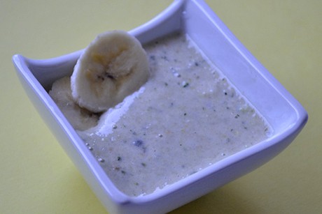 Haferflockenbrei mit Bananen und Zucchini