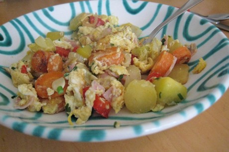Gemüsegröstl mit Schinken und Ei