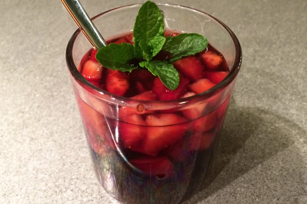 Erdbeerbowle mit Minze