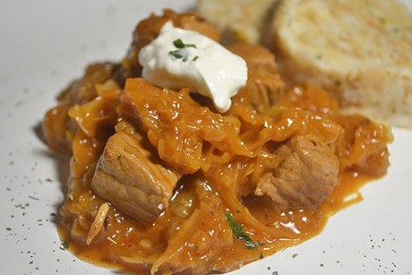 Szegediner Gulasch mit Serviettenknödel