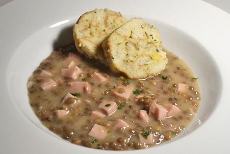 Linseneintopf mit Fleischwurst und Serviettenknödel