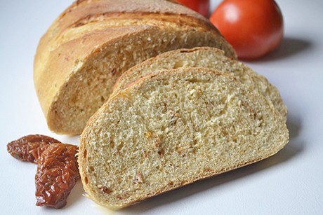 Brandteigbrot mit Tomaten
