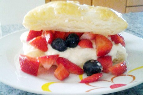 Gefüllter Blätterteig mit Beeren