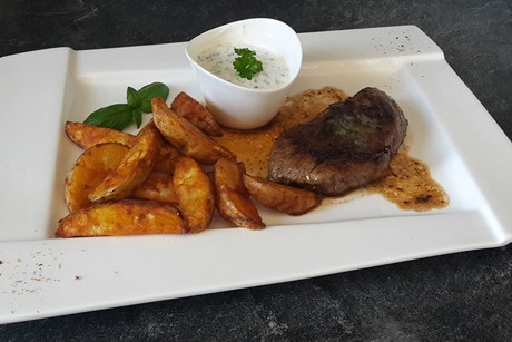Hüferlsteak mit Bratkartoffeln