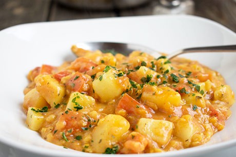 Erdäpfelcurry mit roten Linsen