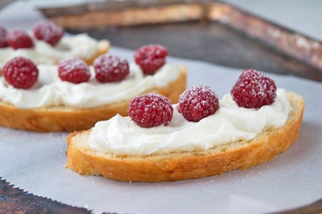 Himbeertopfen auf Briochetoast