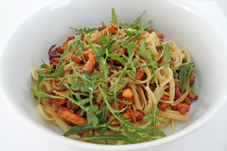 Bandnudeln mit Ruccola und Eierschwammerl