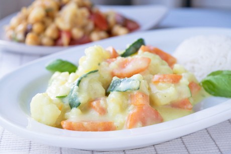 Karfiol mit Zucchini und Karottencurry