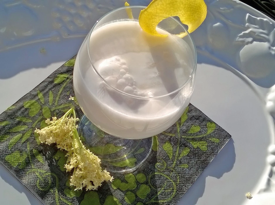Holunderbl&uuml;tensirup-Lassi