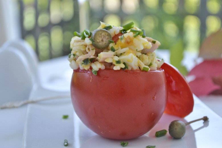 Reissalat in Tomaten serviert