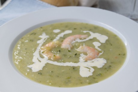 Zucchinisuppe mit Shrimps