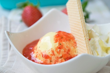 Eisdessert mit fruchtiger Sauce