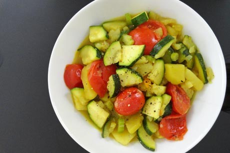 Erdäpfelcurry mit Zucchini und Paradeisern