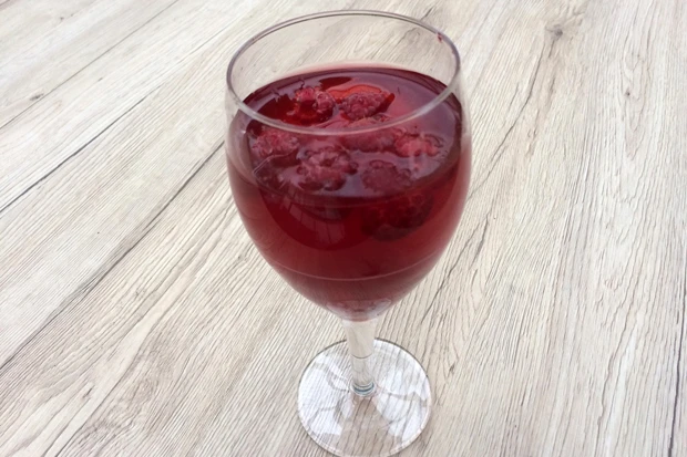 Fruchttee mit Himbeeren
