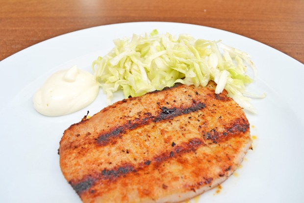 Grillkotelett mit Krautsalat