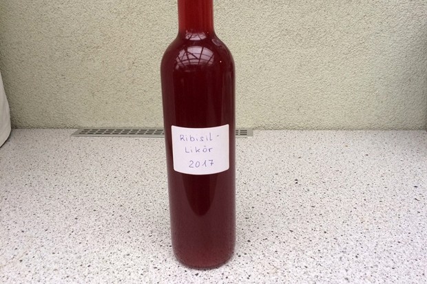 Angesetzter Ribisellikör