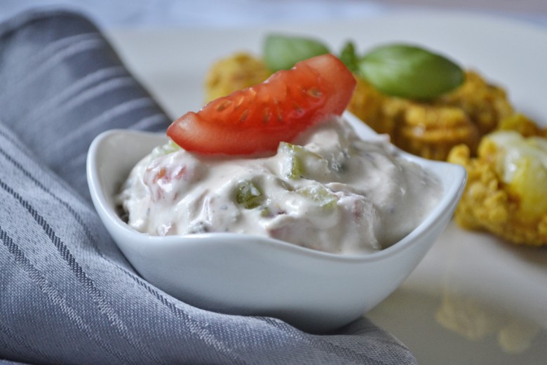 Raita mit Paradeiser