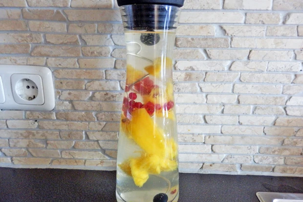 Mango-Ribisel-Zitronenwasser