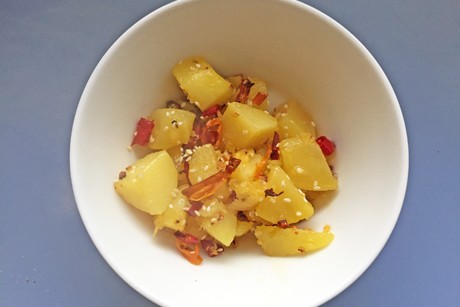 Erdäpfel mit Sesam und Chilischoten