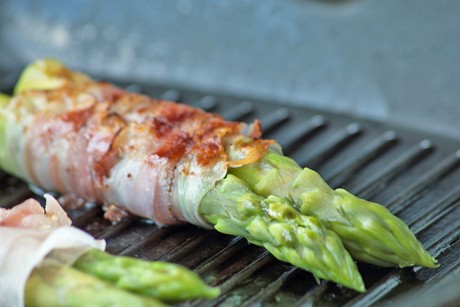 Spargel im Speckmantel