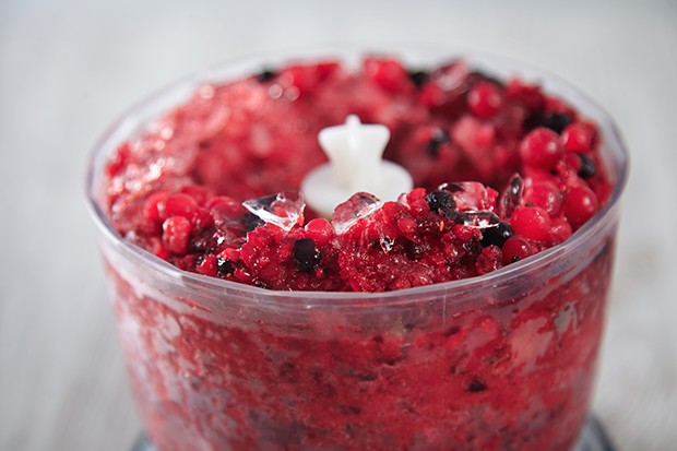 Roter Früchte-Smoothie mit Eis