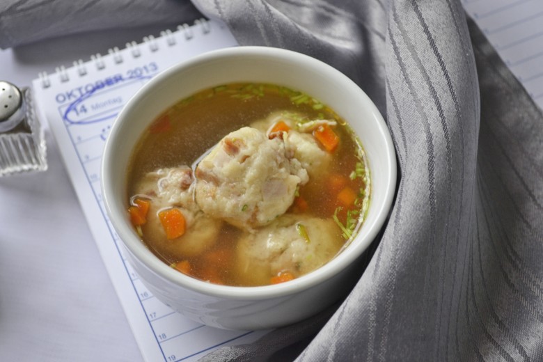Fleischsuppe mit Sonntagsknödel