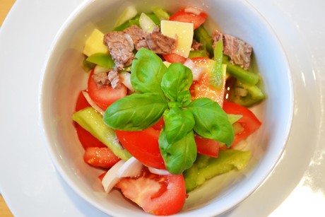 Rindfleischsalat mit frischem Paprika und Tomaten