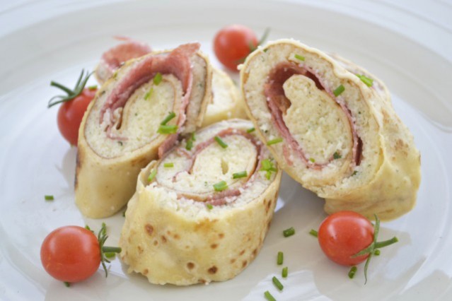 Palatschinken-Salami-Roulade