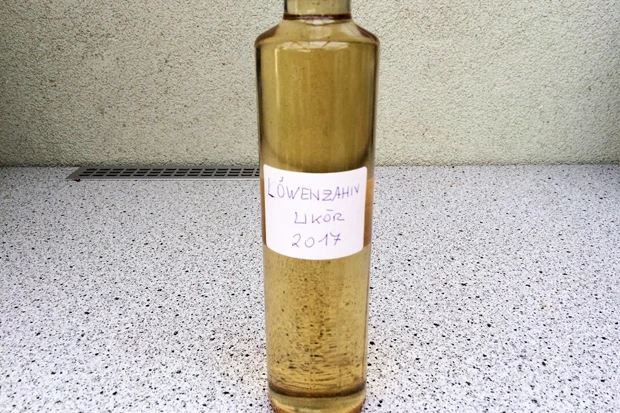 Lik&ouml;r aus L&ouml;wenzahnbl&uuml;ten