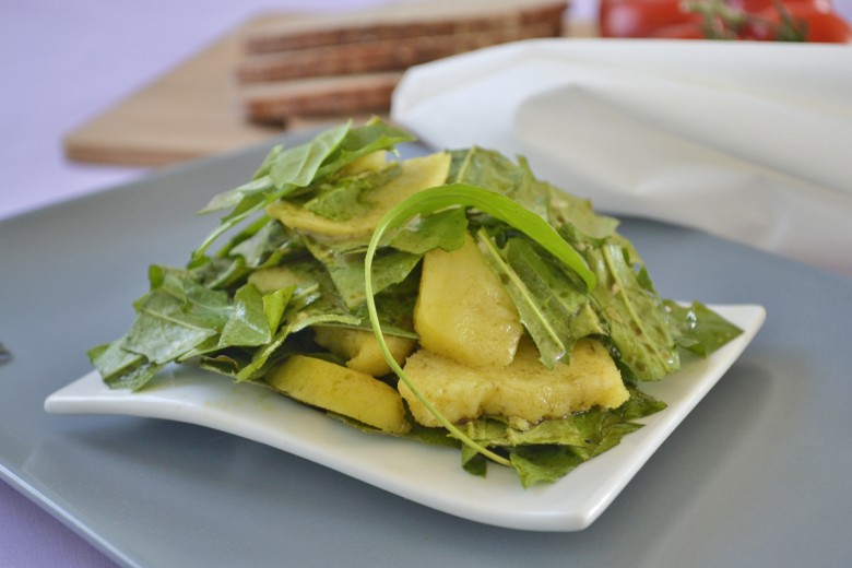 Löwenzahnsalat mit warmen Kartoffeln