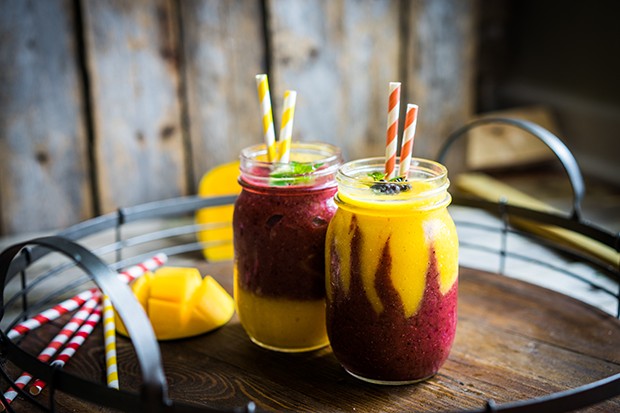 Frucht-Smoothie mit Mango und Beeren