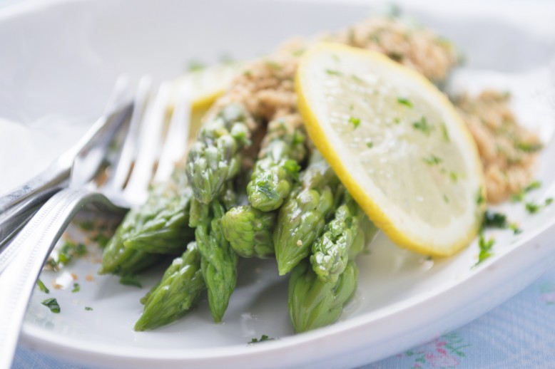 Frischer Spargel mit Petersilie