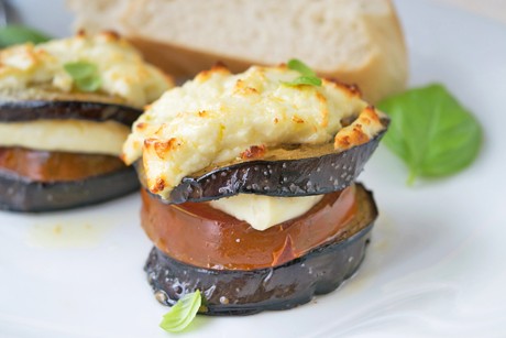 Melanzani mit Paradeiser und Ziegenkäse