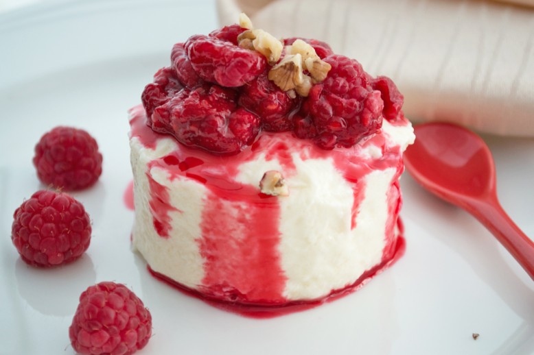 Heiße Himbeeren auf Grießpudding