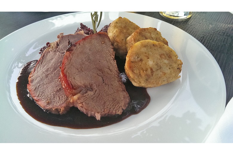 Gegrillter Ochse mit Rotkraut und Serviettenknödel auf Rotweinsauce