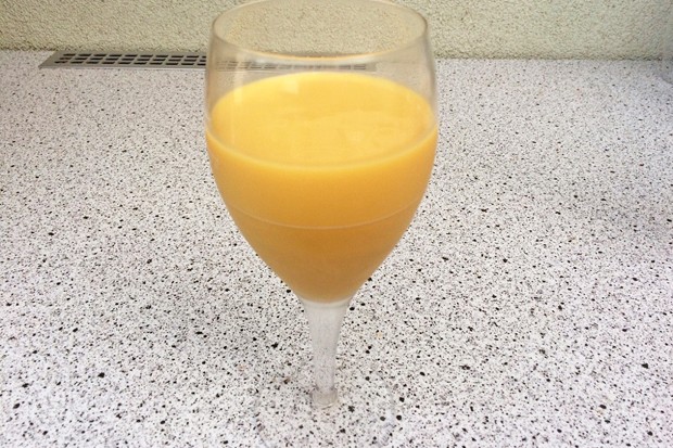 Mango-Ananas-Smoothie mit Kokosmilch