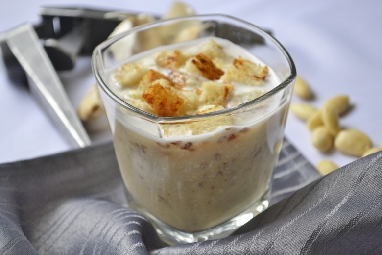 Knoblauch Mandel Suppe