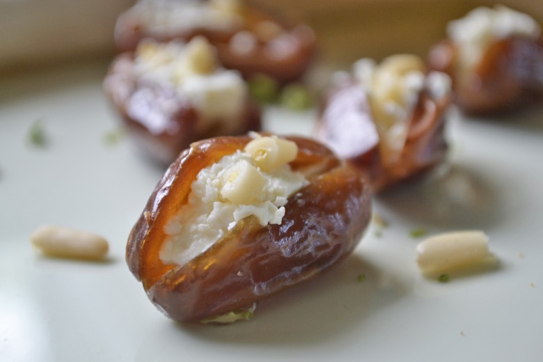 Datteln mit Schafkäse