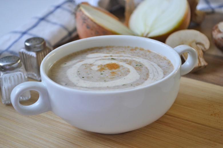 Omas Zwiebelrahmsuppe mit Champignons