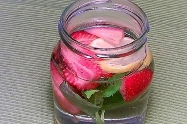 Erdbeer-Zitronenwasser-Detox
