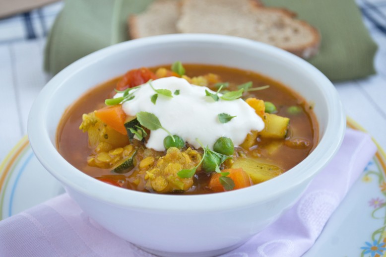 Gemüsesuppe mit Joghurt Häubchen