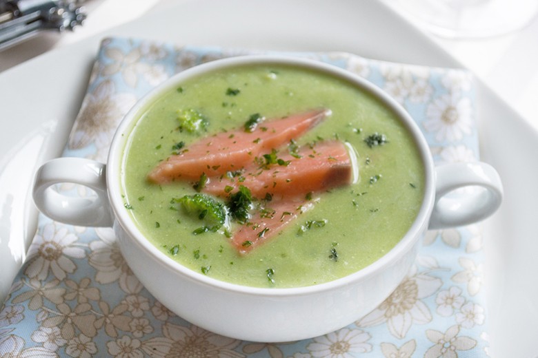 Brokkolicremesuppe mit Lachsstreifen